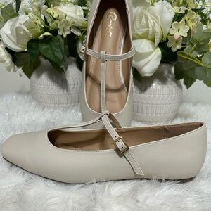 NEW C. EST. 1946 Cream Size 11W Sophisticated T-Strap Flats